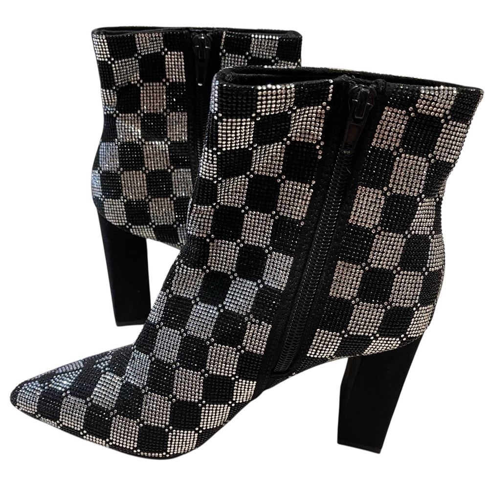 🌟🌼Wild Pair Checkered Stylish Black and Silver Ankle Boots.